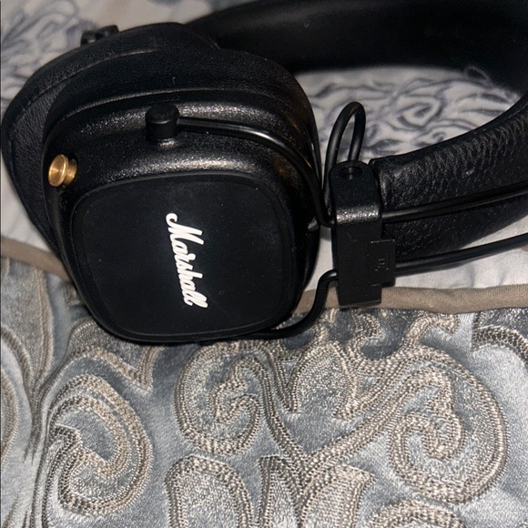 Marshall IV Black On-Ear Bluetooth Headphones